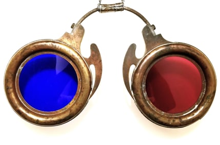 A TRADE SIGN IN THE FORM OF EYE GLASSES