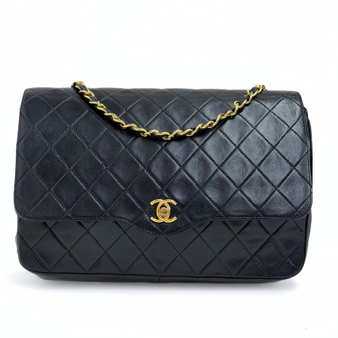 CHANEL vintage Timeless Classic 25 cm bag in black leather (1 of 10)