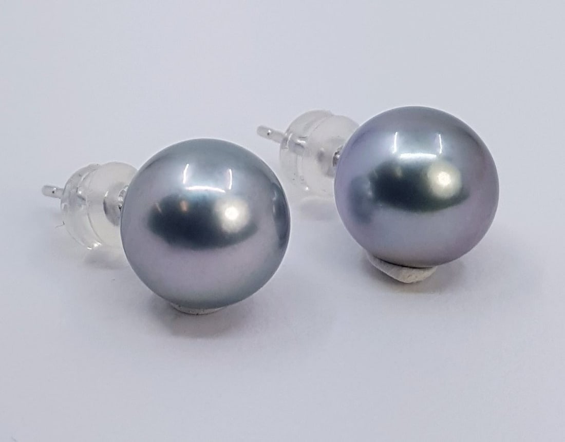 9x10mm Round Silvery Tahitian Pearls - Earrings - 14 kt. White gold: Title: 9x10mm Round Silvery Tahitian Pearls - Earrings - 14 kt. White gold Description: Produced by the Pinctada Margaritifera oyster in the tropical lagoons of French Polynesia, these pearls have a n