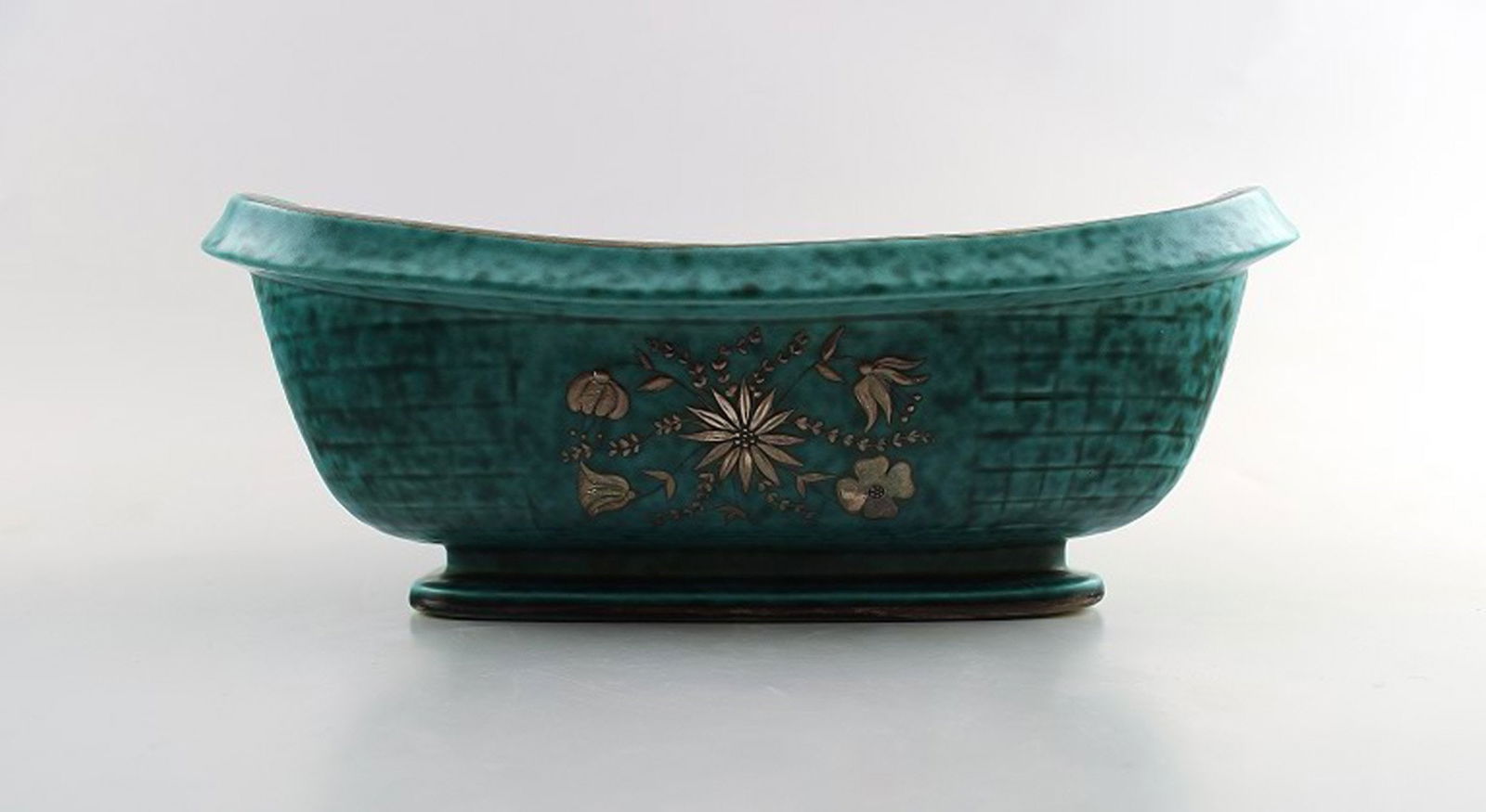 Wilhelm Kaage, Gustavsberg, Argenta Art deco flower bowl / jardiniere decorated with flowers.