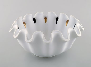 Wilhelm Kåge for Gustavsberg. Large curved bowl in glazed ceramic with ruffled edge. Hand