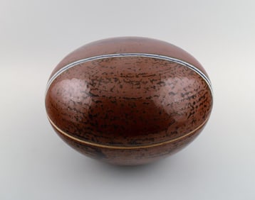 Jane Bailey, large bonbonniere / lidded jar in stoneware. Decorated With Glaze in many colors.