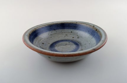 Helle Allpass (1932-2000). Low bowl of glazed stoneware in beautiful blue and grey glaze with iron