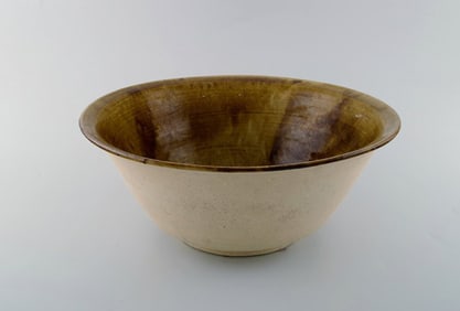Ivy Lysdal, b. 1937. Danish ceramist and painter. Large unique bowl with uranium glaze. 1970's.