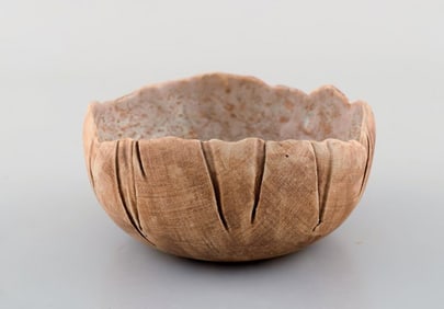 Lizzie Schnakenburg Thyssen (born 1925), Danish artist and ceramist. Unique ceramic bowl. Dated