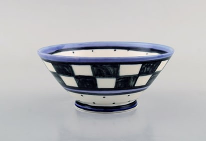 Danish ceramist. Unique bowl in hand-painted ceramics. Checkered design. Late 20th century.