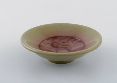 Hjorth, Denmark. Bowl in glazed ceramics. Beautiful olive green glaze. Mid 20th century.