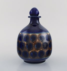 European studio ceramist. Unique carafe in glazed ceramics. 1980's.