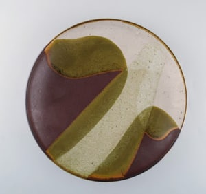 European studio ceramist. Unique dish in glazed ceramics. Dated 1985. Beautiful glaze in gray and