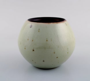 European studio ceramist. Unique vase in glazed ceramics. Beautiful crackled glaze in light earth