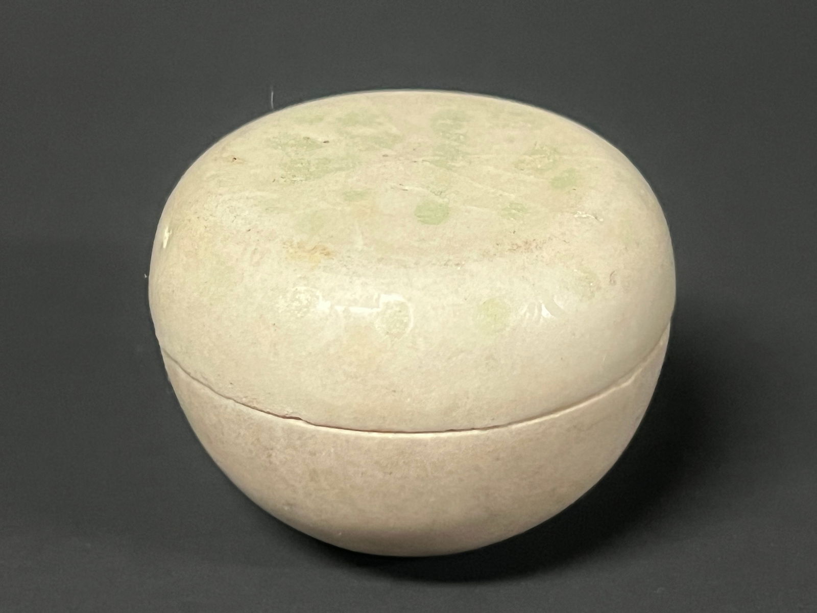 Chinese Art Porcelain Pill Box: Chinese Art Porcelain Pill Box Reserve: $20.00 Shipping: Domestic: Flat-rate of $15.00 to anywhere within the contiguous U.S. International: Foreign shipping rates are determined by destination. Inter