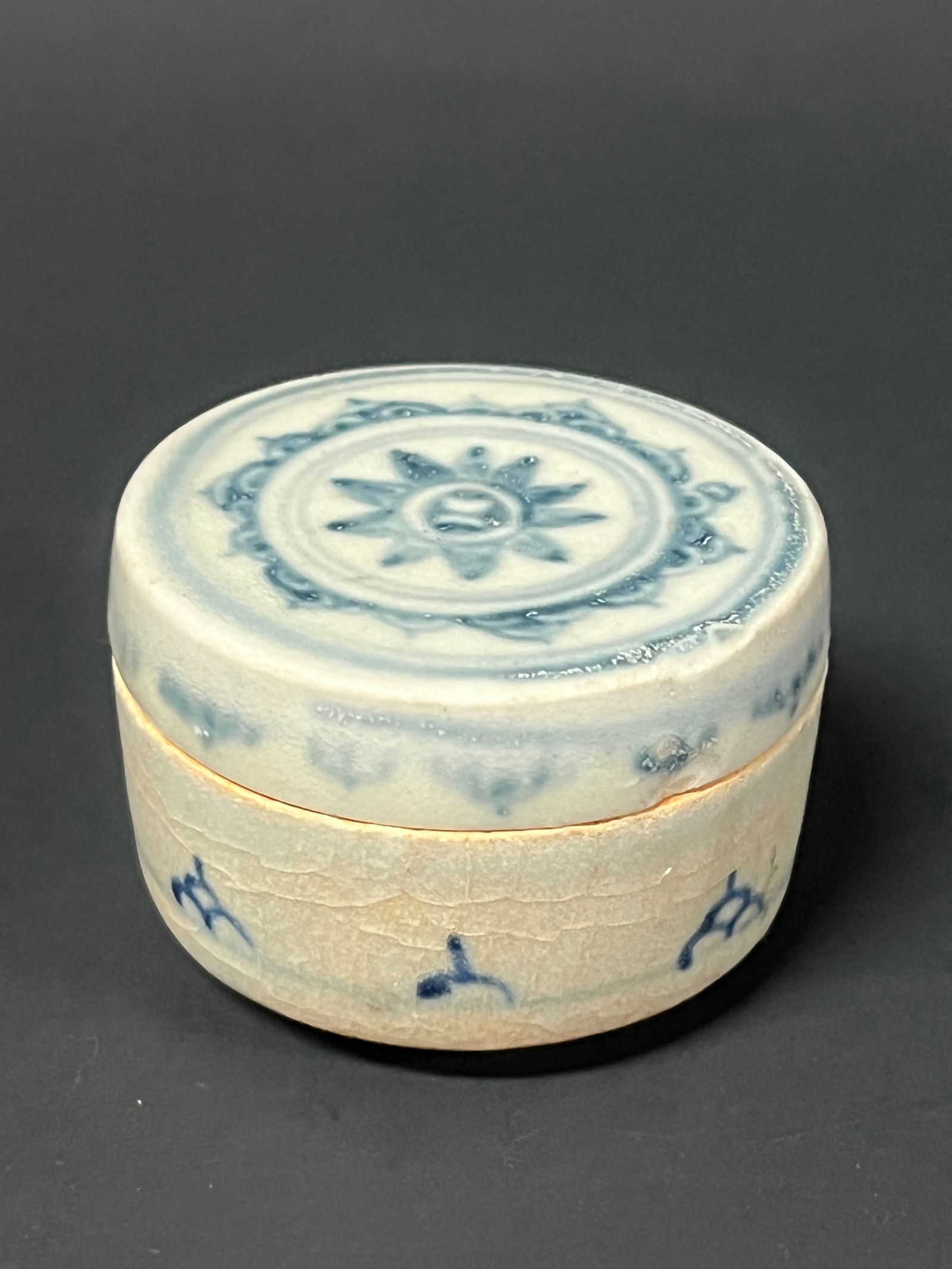 Chinese Art Blue and White Porcelain Pill Box: Chinese Art Blue and White Porcelain Pill Box Reserve: $30.00 Shipping: Domestic: Flat-rate of $20.00 to anywhere within the contiguous U.S. International: Foreign shipping rates are determined by des