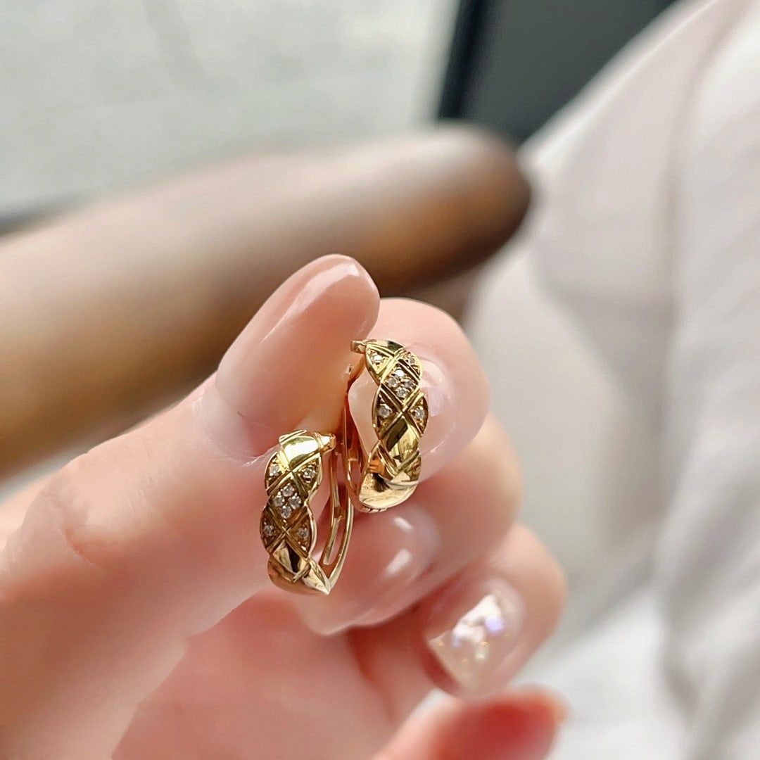 18K gold diamond earrings: 18K gold diamond earrings. Simple and versatile Reserve: $700.00 Shipping: Domestic: Shipping rates are determined by destination International: Foreign shipping rates are determined by destination. I