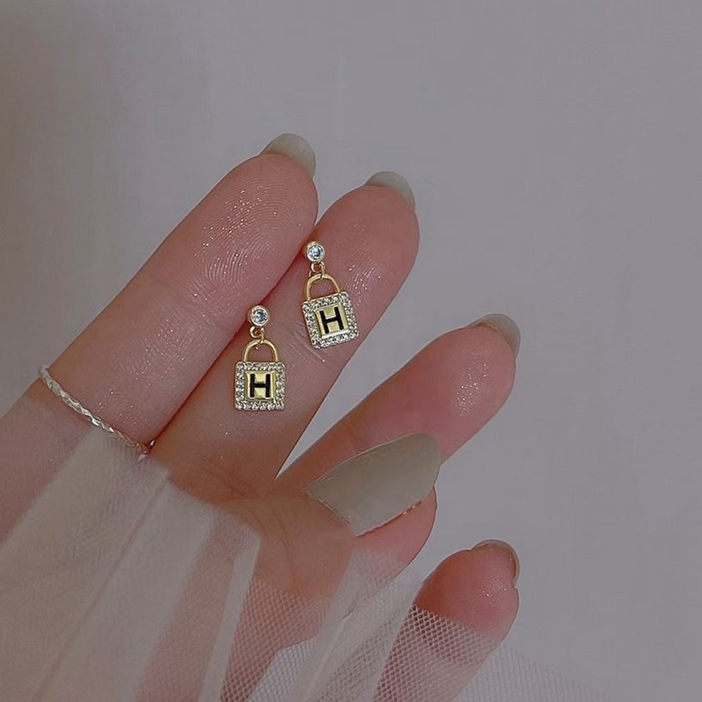 18k gold diamond letter h earrings: 18k gold diamond letter h earrings. Exquisite small gold lock H diamond Reserve: $600.00 Shipping: Domestic: Shipping rates are determined by destination International: Foreign shipping rates are dete