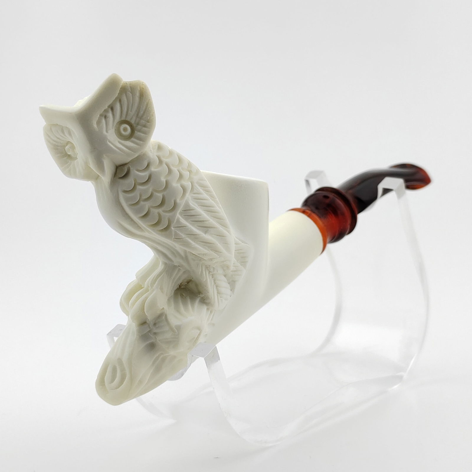 Owl Meerschaum Cigarette Holder: Title: Owl Meerschaum Cigarette Holder Materials: Meerschaum Dimension: 5.3 inch(13.5cm) Additional Information: Owl,Hand carved Meerschaum Cigarette Holder. Made in Turkey,Eskisehir by Meerschaum Car