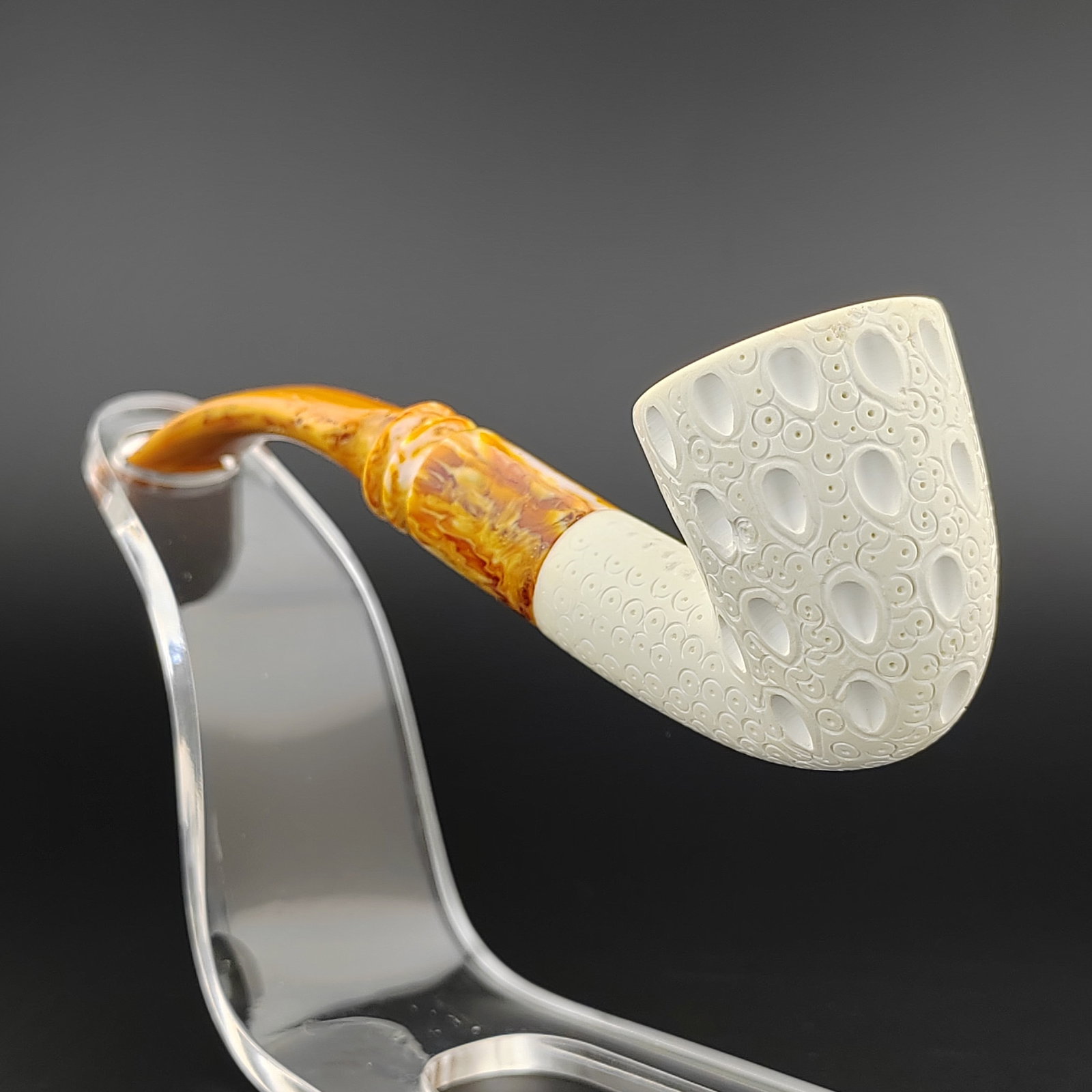 Classic Lattice Meerschaum Pipe: Title: Classic Lattice Meerschaum Pipe Materials: Meerschaum Dimension: 5.1 inch (13cm) Additional Information: Classic Lattice Hand carved Meerschaum Pipe. Made in Turkey,Eskisehir by Meerschaum Carv
