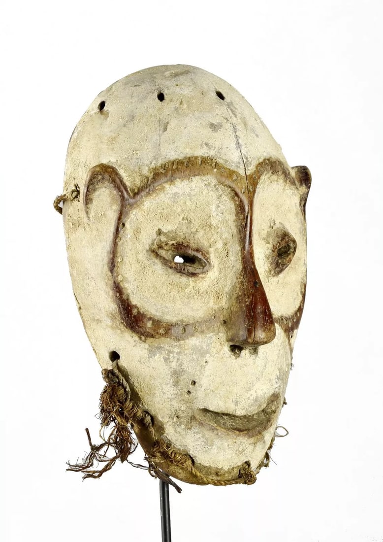 Superb LEGA Wood idimu Mask Bwami Cult Congo Zaire DRC African Tribal Art 1519: CONGO DRC SUPERB LEGA BWAMI IDIMU MASK The face is entirely covered with kaolin Around the eyes, the ears and the nose, we can see the wood Scarifications (small holes) in circles around the eyes A lu