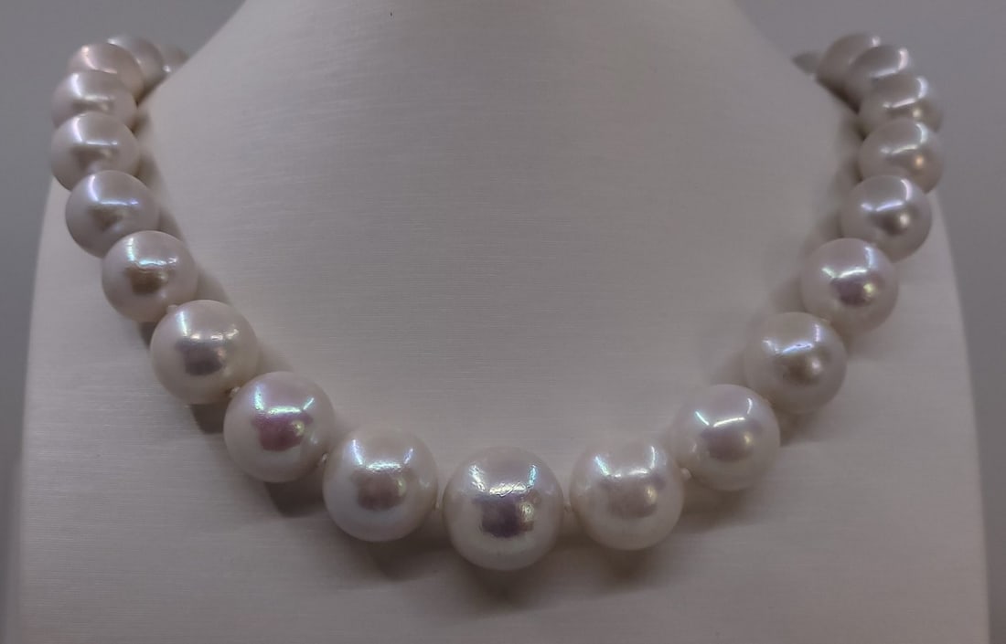 Necklace Huge Size - 13x16mm Round White Edison Pearls: Title: Necklace Huge Size - 13x16mm Round White Edison Pearls Description: This necklace will stand out for its radiant glow and unique large size ! Most freshwater pearls are nucleated by tissue, but