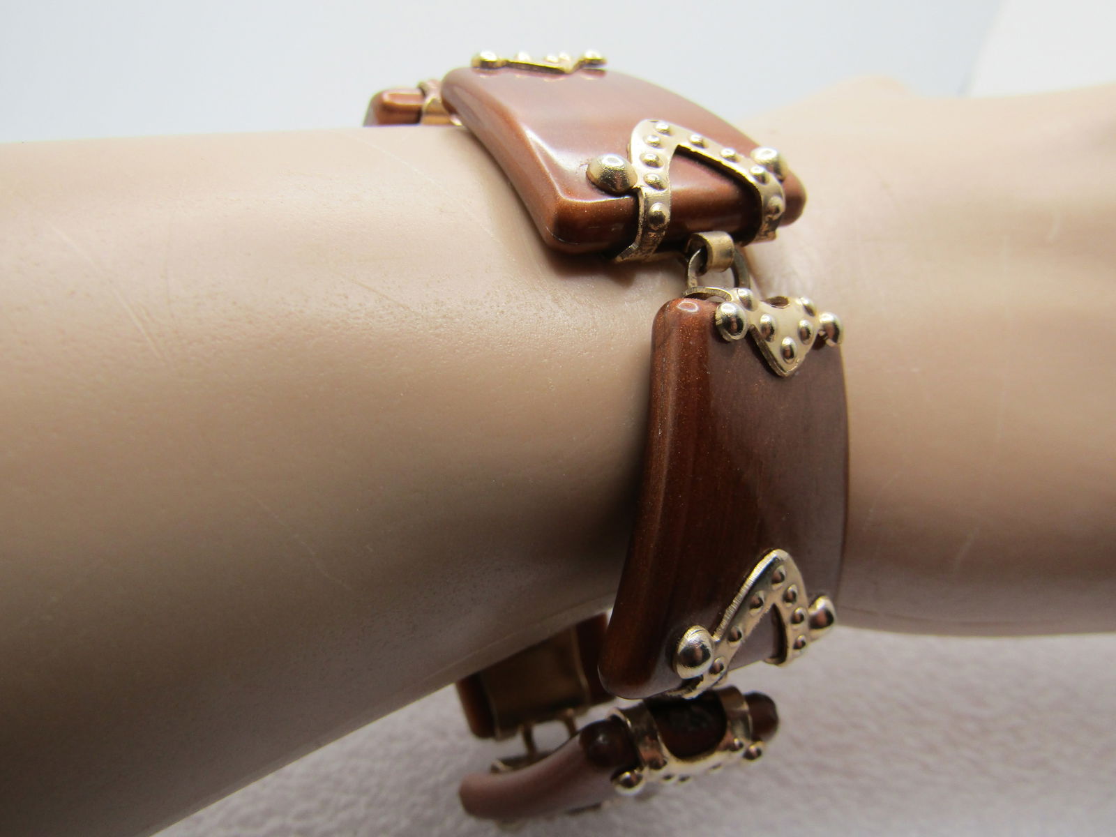 Vintage Metallic Caramel Linked Bracelet, 7", 1960's: Vintage Metallic Caramel Linked Bracelet, 7", 1960's. This has the look of thermoset with metallic caramel colored plastic links that are 3/4" on one end and 5/8" on the other with a dotted gold tone