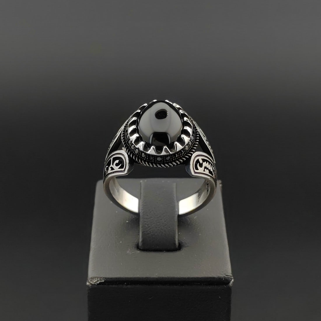925 Silver Men's Ring with Black Onyx and Black Zircons: Title: 925 Silver Men's Ring with Black Onyx and Black Zircons Description: 925 Silver Men's Ring with Black Onyx and Black Zircons -Weight:11.6g -Size: US Size 10.75 (20.50mm) With Gift Box Express S