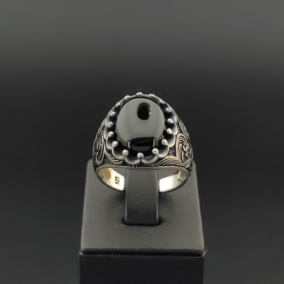 925 Silver Men's Ring with Black Onyx: Title: 925 Silver Men's Ring with Black Onyx Description: 925 Silver Men's Ring with Black Onyx -Weight:12.1g -Size: US Size 12 (21.50mm) With Gift Box Express Shipping.Carrier:DHL Express Combine Shi