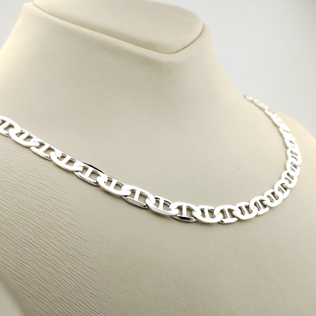925 Silver Mariner Link Chain,Men's Necklace: Title: 925 Silver Mariner Link Chain,Men's Necklace Description: 925 Silver Mariner Link Chain,Men's Necklace Condition:New Weight:28.9g Size:23.62 in(60cm) Link Width:0.24 inch (6.1mm) With Gift Box 