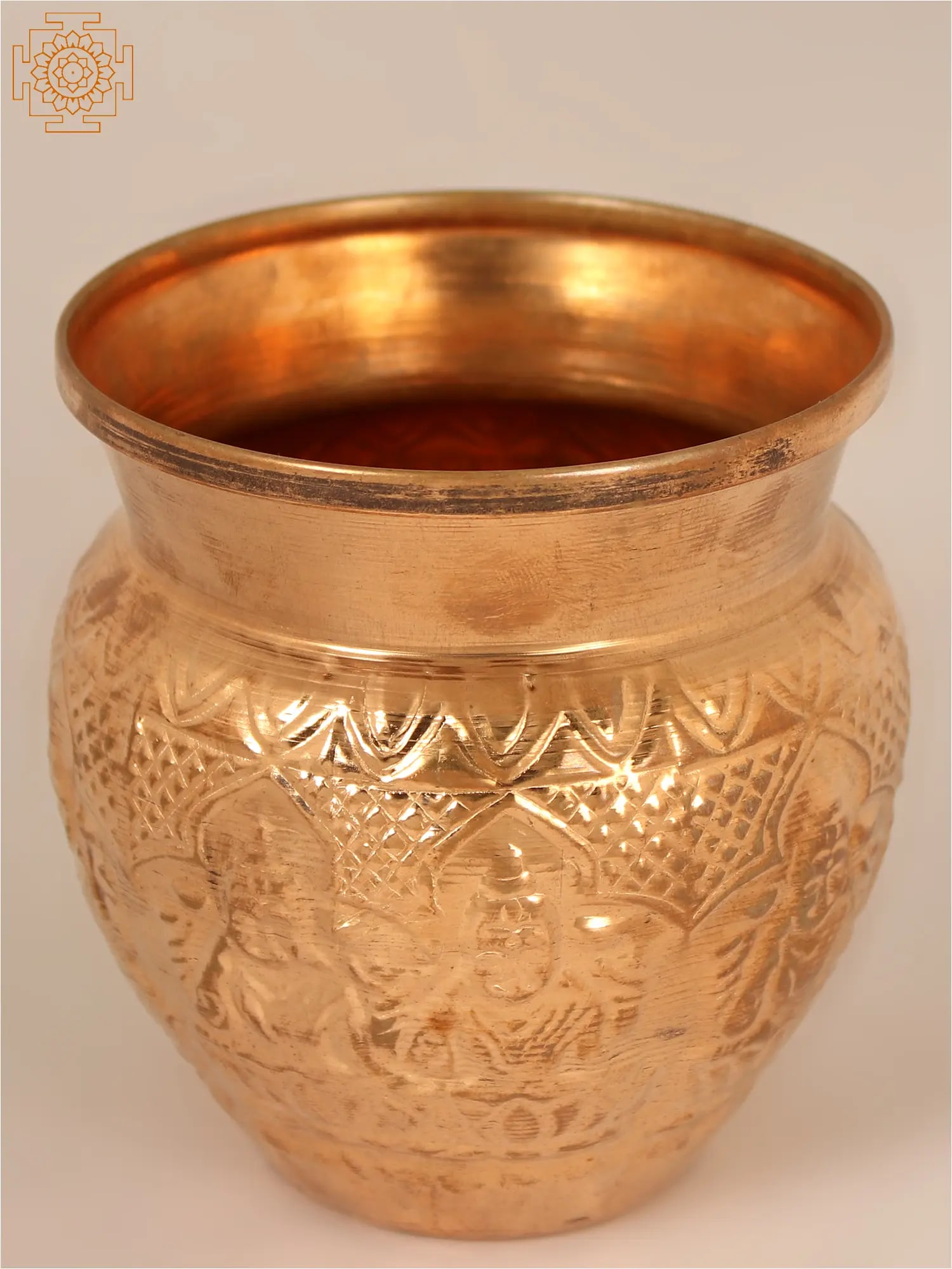 4" Copper Ashta Lakshmi Kalash: Title: 4" Copper Ashta Lakshmi Kalash Description: Copper Height: 4.1 inch Width: 3.6 inch Depth: 3.6 inch Weight: 150 gm Additional Information: This lovely brass bell is an excellent example of simp