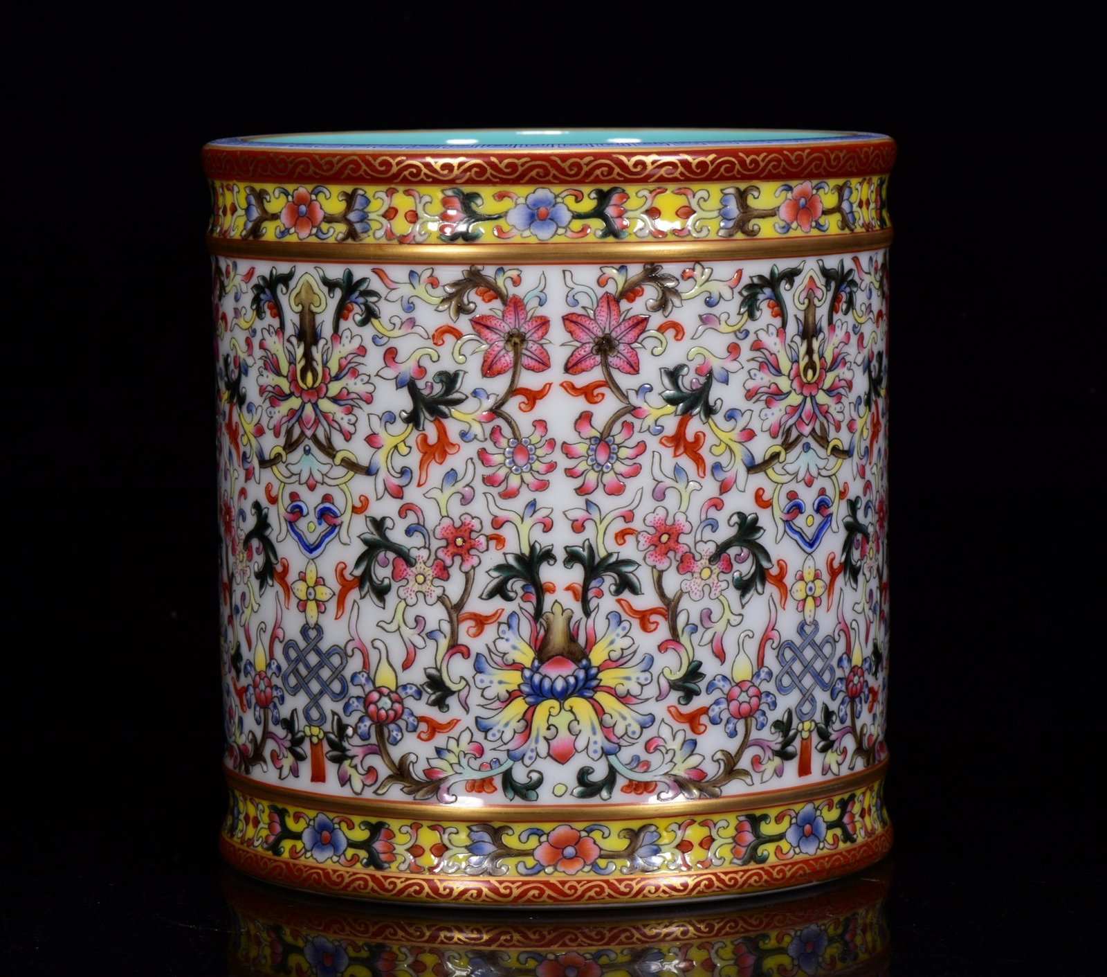 Chinese Gilt Gold Enamel Flower Design Porcelain Brush Pot: Title: Chinese Gilt Gold Enamel Flower Design Porcelain Brush Pot Date/Period: After1860 Origin: Chinese Dimension: 140x140(mm) 5.51x5.51(inches) Materials: Porcelain Reserve: $999.00 Shipping: Domest