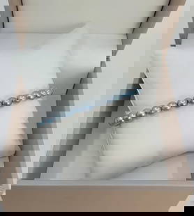 No Reserve Price - Bracelet 6x6.5mm Silvery Akoya Pearls: Title: No Reserve Price - Bracelet 6x6.5mm Silvery Akoya Pearls Description: A beautiful pearl bracelet of silvery saltwater AAA Akoya pearls with exceptional lustre. The classic Akoya pearl is a type