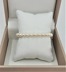 6.5x7mm Akoya Pearls - Bracelet: Title: 6.5x7mm Akoya Pearls - Bracelet Description: A beautiful pearl bracelet of white saltwater Akoya pearls with exceptional lustre. The classic Akoya pearl is a type of cultured saltwater pearl or