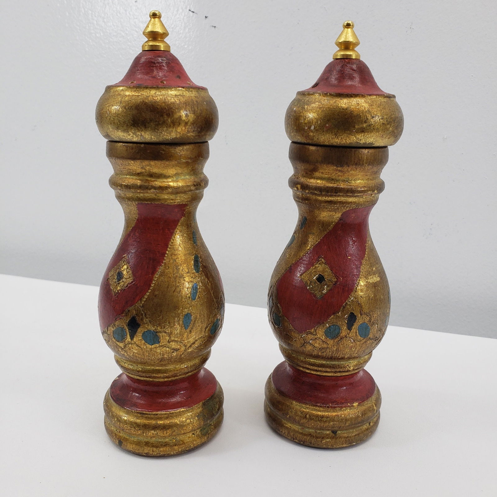 Vintage Set Salt and Pepper Shakers Red Gold Florentine Tole Italian Made in Italy Antique Wood Art: Vintage from the 1960s Materials: Wood Vintage Set Salt and Pepper Shakers Red Gold Florentine Tole Italian Made in Italy Antique Wood Art In good working condition, finish shows wear but overall in g