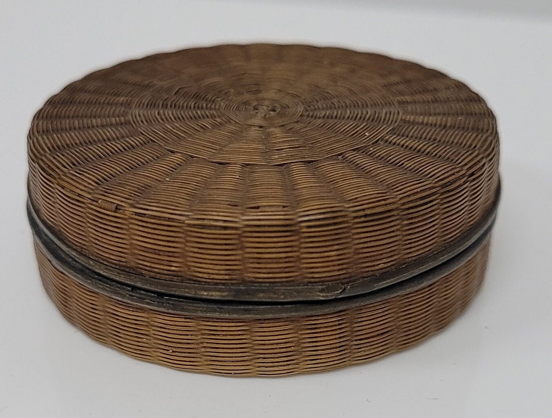 Vintage Art Deco Trinket Pill Box Repousse Snuff Tobacco: Vintage from the 1900s Materials: Metal Width: 2.25 inches Height: .75 inches Depth: 2.25 inches Vintage Art Deco Trinket Pill Box Repousse Snuff Tobacco In good condition, Heavy tarnish, minor wear 2