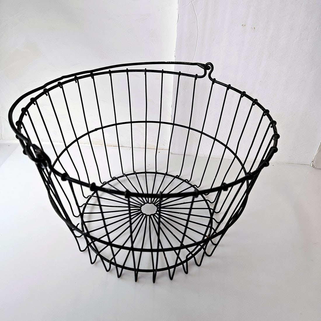 Early 20th Century Metal Wire Egg or Oyster Basket with Wire Handle. (1 of 6)