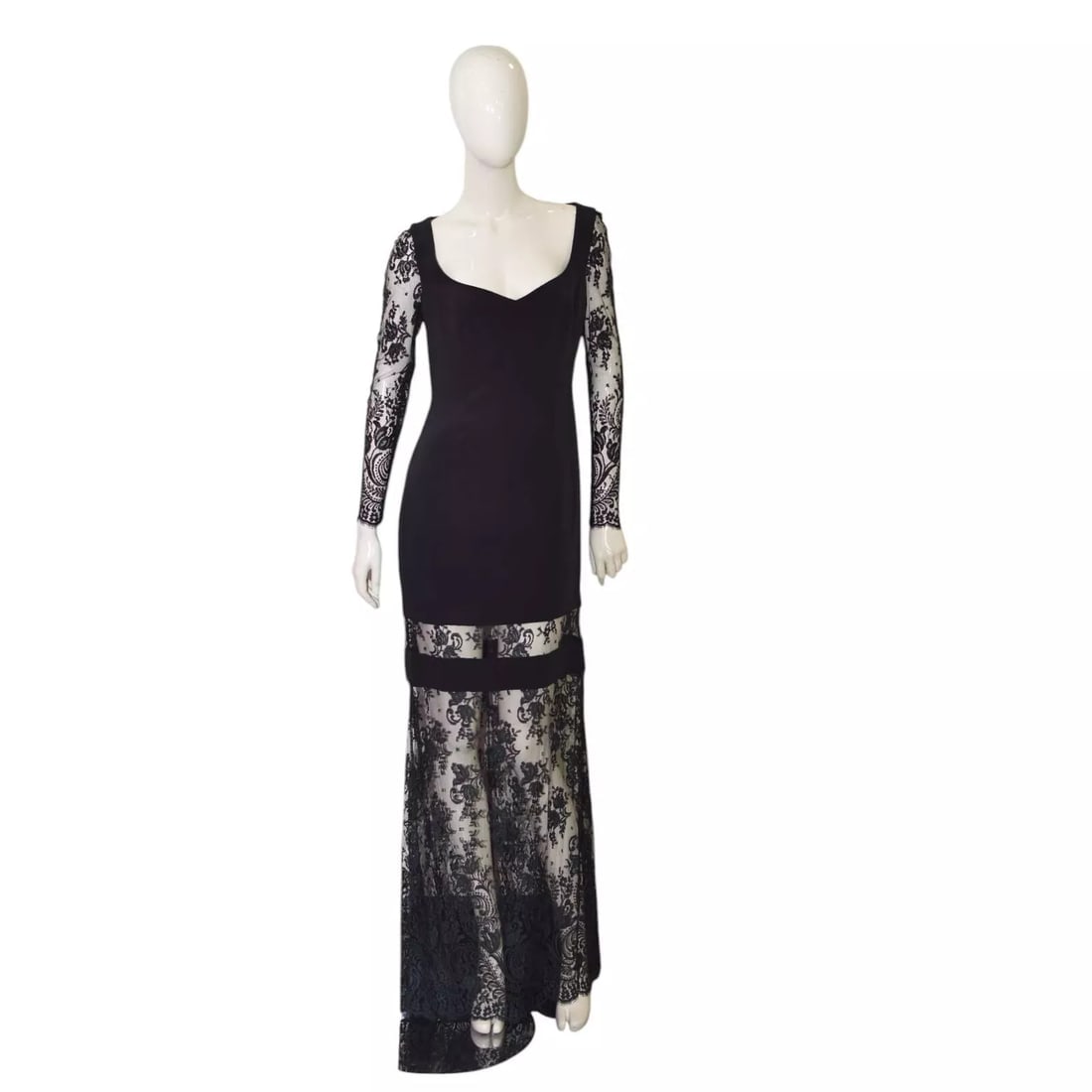 Escada Couture Black Silk Lace Beaded Sleeves Maxi Evening Gown Dress size 36: Escada Couture Black Silk Lace Beaded Sleeves Maxi Evening Gown Dress size 36 Effortlessly elegant evening look with this amazing Escada Couture dress. The magnificent style features sweetheart bust,
