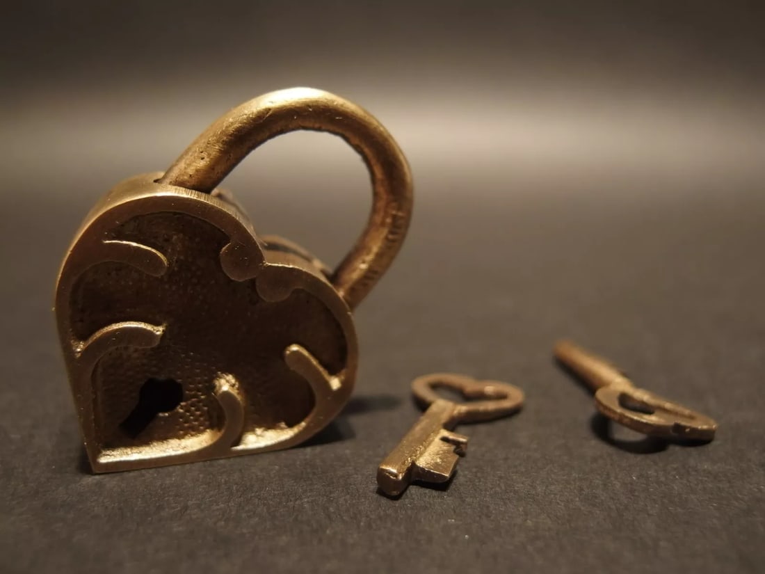 Cast Iron Trunk Chest Box Heart Padlock w Key (1 of 10)