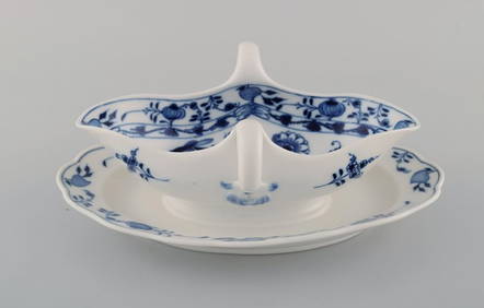 Antique Meissen "Blue Onion" sauce boat in hand-painted porcelain. Early 20th century. 2 pcs. in (1 of 5)