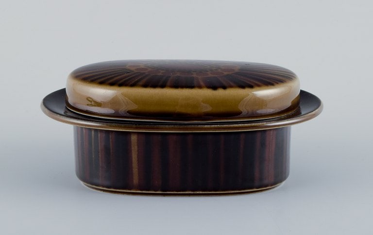 Gunvor Olin-Grönqvist for Arabia, a rare "Cosmos" butter dish in green-brown tones. Stoneware: Gunvor Olin-Grönqvist for Arabia, a rare "Cosmos" butter dish in green-brown tones. Stoneware in a retro style. From the 1970s. Marked. In perfect condition. First factory quality. Dimensions: L 17.5