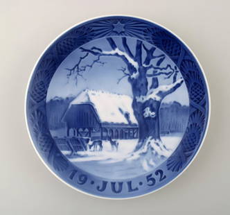 Royal Copenhagen, Christmas plate from 1952.: Royal Copenhagen, Christmas plate from 1952. In perfect condition. 1st factory quality Measures: 17 cm. Reserve: $49.00 Shipping: Domestic: Shipping rates are determined by destination International: