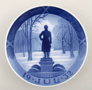 Royal Copenhagen, Christmas plate from 1932.: Royal Copenhagen, Christmas plate from 1932. In perfect condition. 1st factory quality Measures: 17 cm. Reserve: $49.00 Shipping: Domestic: Shipping rates are determined by destination International: