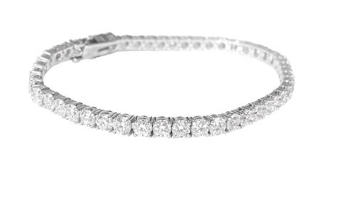 VVS 9.10 Carat Diamond Tennis Bracelet 14K White Gold: Metal: 14k white gold. Diamonds: 9.10 carats total. Round brilliant cut diamonds. VVS clarity. 00% natural earth mined diamonds 20 pointer diamonds. Setting: prongs. Style: Tennis bracelet. Tongue hoo