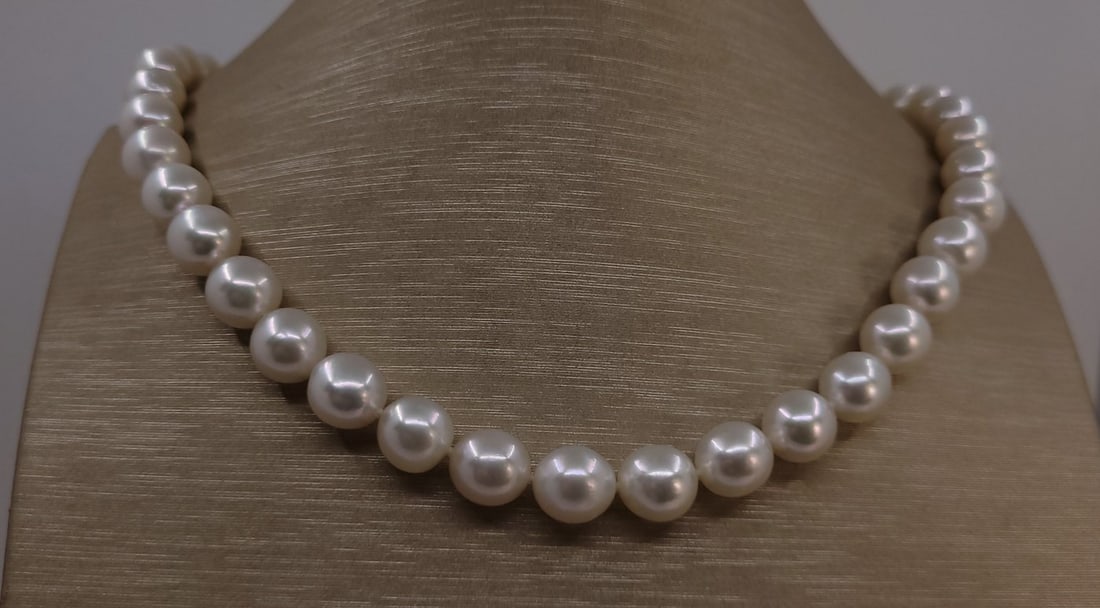 Necklace 9x9.5mm Akoya Pearls: Title: Necklace 9x9.5mm Akoya Pearls Description: A beautiful pearl necklace of white saltwater AA Akoya pearls with exceptional lustre, finished with a solid silver clasp. The classic Akoya pearl is 