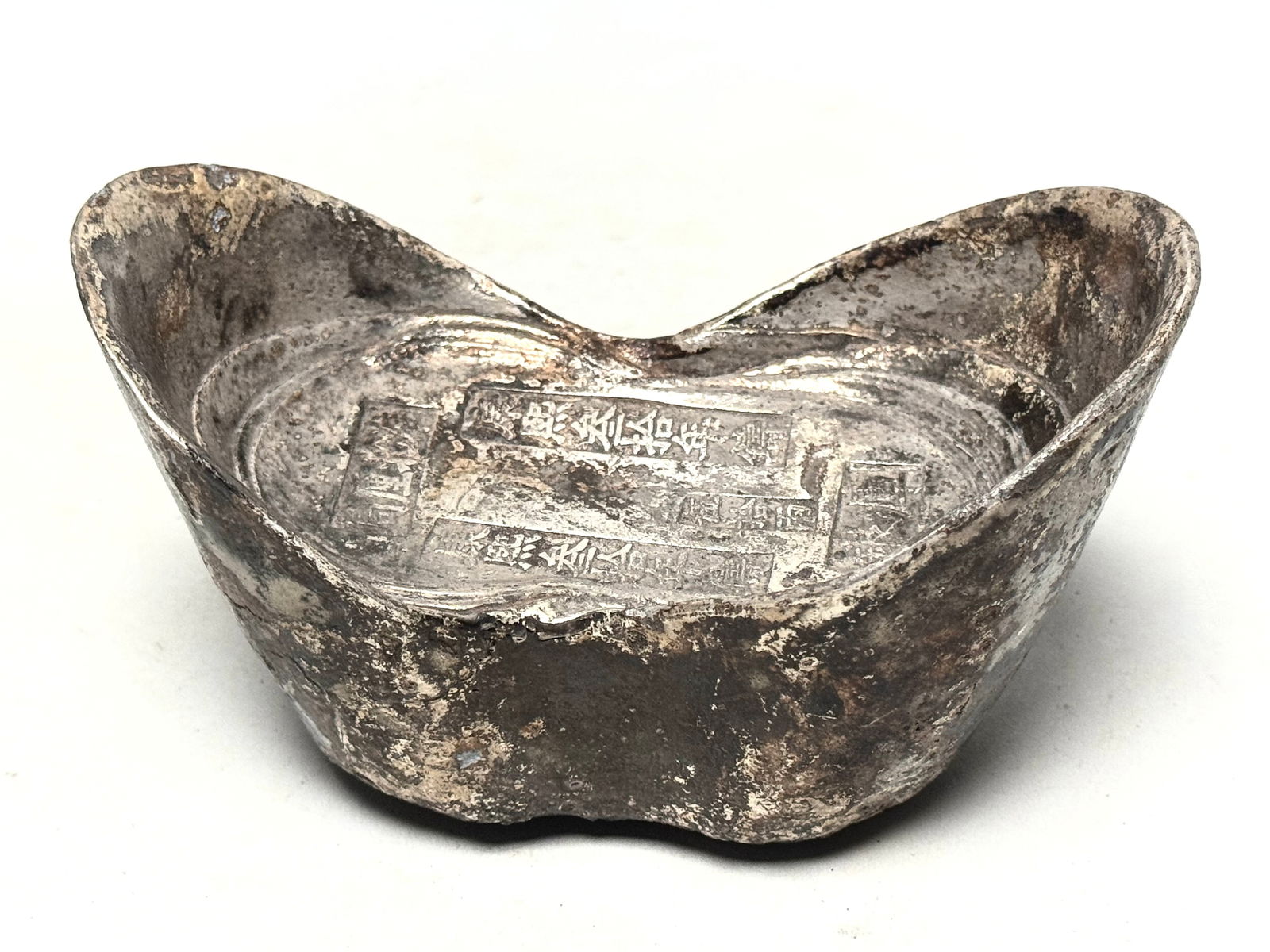 Minh Mang money Bar - Vietnam 1.3 KG: Old Minh Mang money Bar, 125 mm x 70 mm x 70 mm. 1382 gram. Stamps in center basin. This was collected from an old inheritance. Carefull insured sending, combined shipping possible Reserve: $200.00 Sh