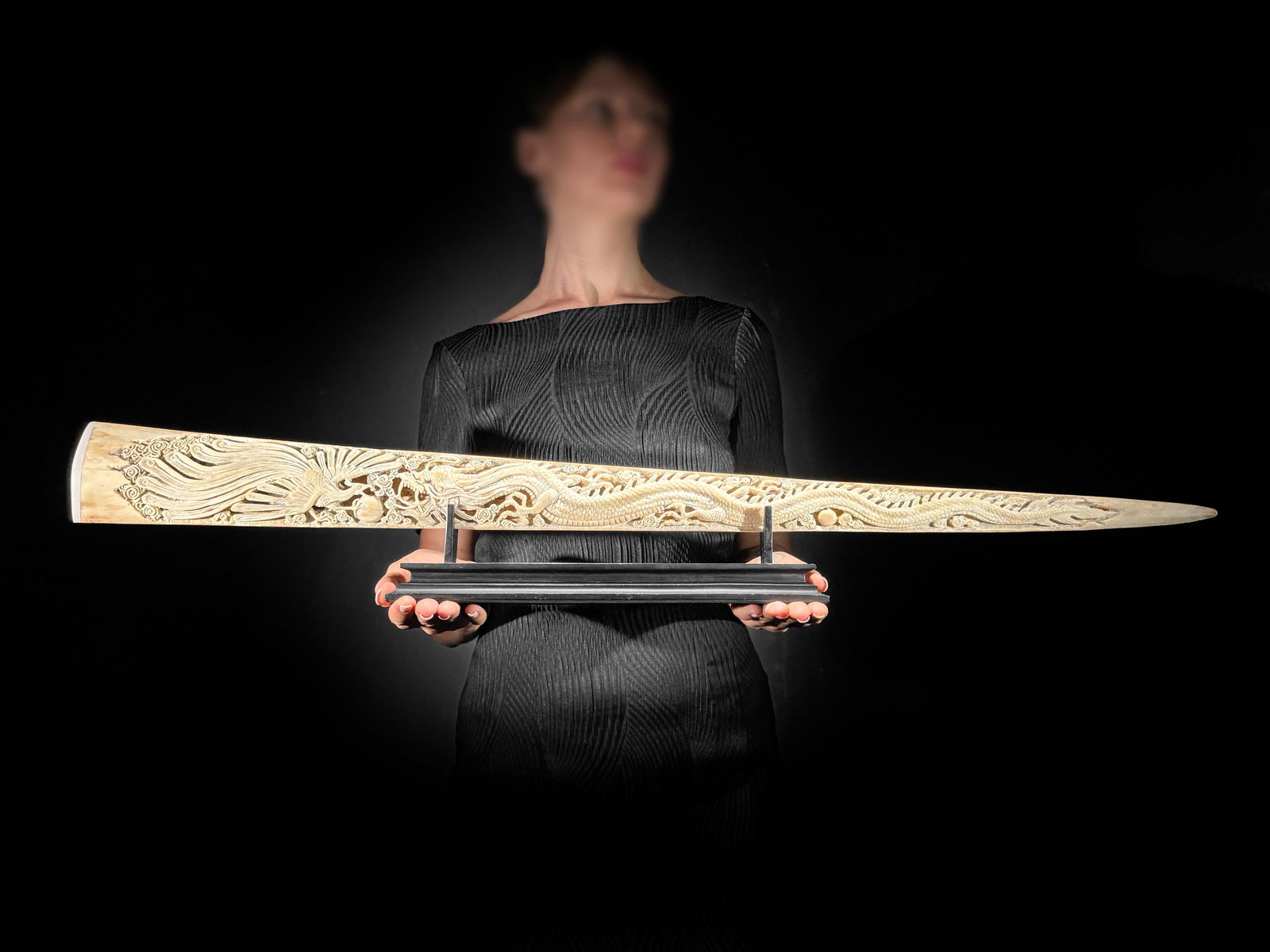 Stunning engraved swordfish rostrum - Dragon Phoenix motif: Title: Stunning engraved swordfish rostrum - Dragon Phoenix motif Maker:Unknown Origin: Indonesia Date/Period:2025 Materials:Xiphias Gladius, Bone, Wood Dimensions:Length: 93 cm / 36.6 inches Descript