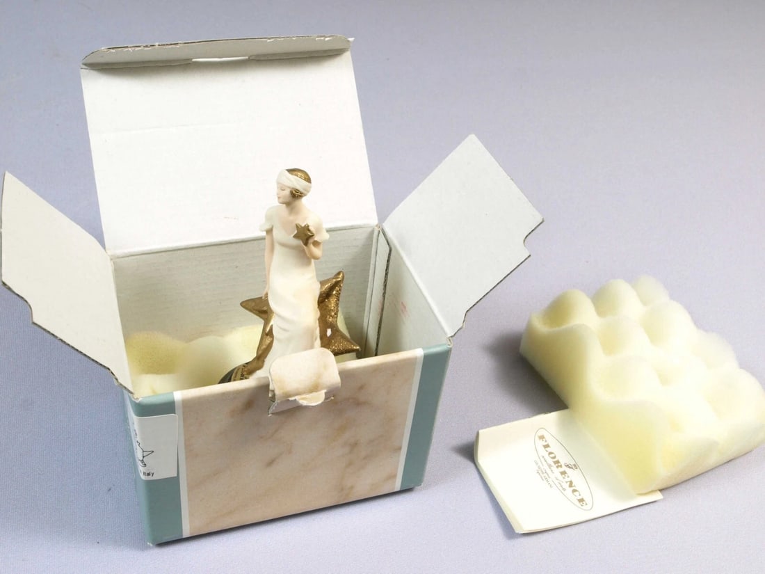Giuseppe Armani Figurine STARR #1326F Members Gift 2000 with box: This is a beautiful figurine made by Giuseppe Armani in Italy. It is properly marked. It is made in 2000 and it is part of the membership gifts collection. It come with original box This figurine meas