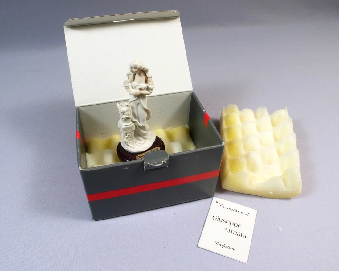 Giuseppe Armani Figurine Lady with Doves #546F Members Gift 1995 with box (1 of 6)