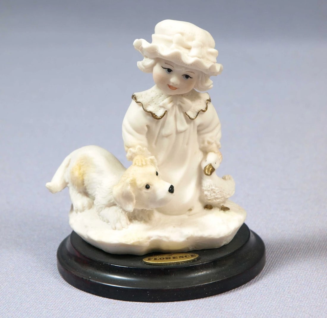 Giuseppe Armani Figurine PUPPY LOVE #0114F Members Gift 1998 with box: This is a beautiful figurine made by Giuseppe Armani in Italy. It is properly marked. It is made in 1998 and it is part of the membership gifts collection. It come with original box This figurine meas