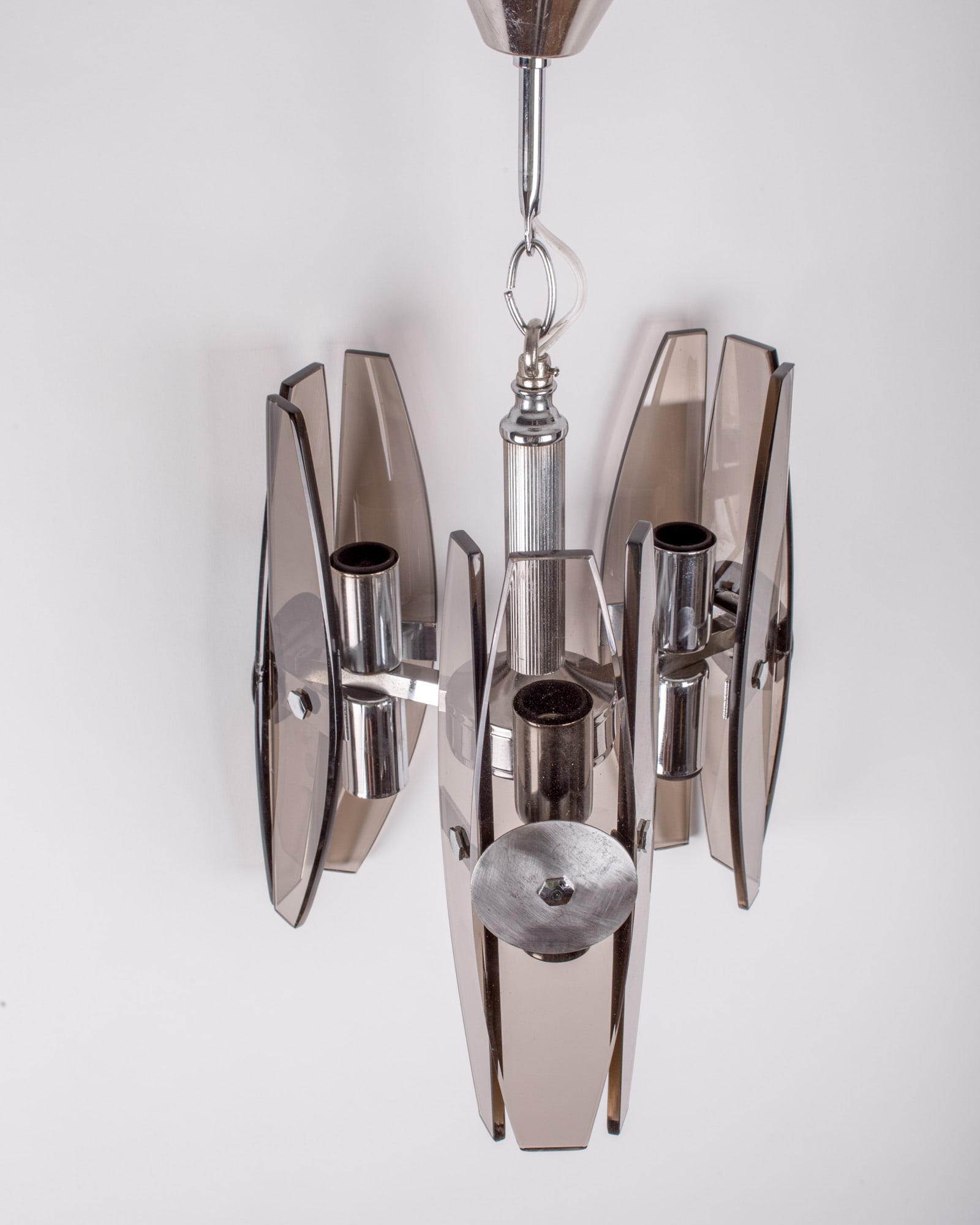 Chandelier with beveled smoke glass Fontana Arte Veca italy: 1970 italian chandelier attributed to Veca italy on several professional web site , congruent with the style of Fontana Arte which lead the style of the 60's in Italy.The mounting of the harware can b