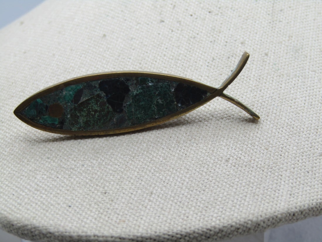 Vintage Inlaid Brass and Turquoise Fish Brooch, Los Castillo (Mexico, 1940-1960's: Vintage Inlaid Brass and Turquoise Fish Brooch, Los Castillo (Mexico, 1940's-1960's ot possibly slightly older). This is a brass metal frame with inlaid turquoise, other green stones, and onyx chips.