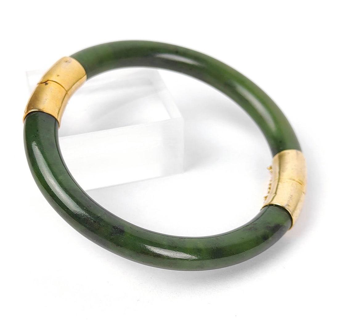 SOLID JADE BANGLE.: Title:SOLID JADE BANGLE.Brand:No Metal Purity: metal Gemstones:jade Size/ Dimensions:Inner diameter 6.0 cm, outer diameter 7.8 cm, jade width: 1.0 cm. Weight 47,5 grams. Additional Information:Solid j