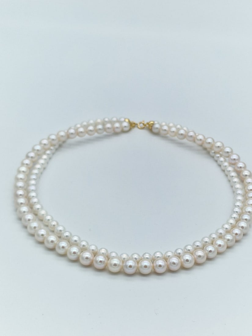 2 strand akoya pearl necklace with 18 kt yellow gold clasp: Title: 2 strand akoya pearl necklace with 18 kt yellow gold clasp white colour silver reflection 1 string of pearls from 7 to 7.5 mm, length 43 cm 1 string of pearls from 5.5 to 6 mm, length 40 cm tot